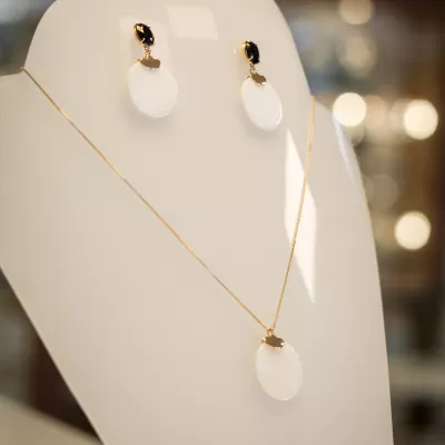 Colar Folheado Ouro 18k e Madre P&eacute;rola 