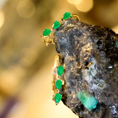 Brinco Folheado Ouro 18k e Pedra Natural 